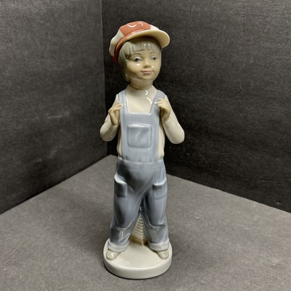 Lladró Porcelain Boy with Cap Figurine Glossy People Theme Collectible Sculpture